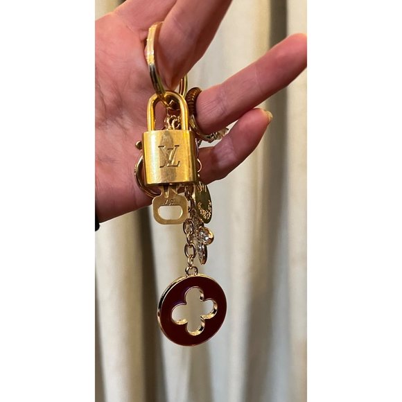 👛  AUTHENTIC LOUIS VUITTON UPCYCLED LOCK AND KEY ON NON BRANDED CHAIN - Picture 5 of 6
